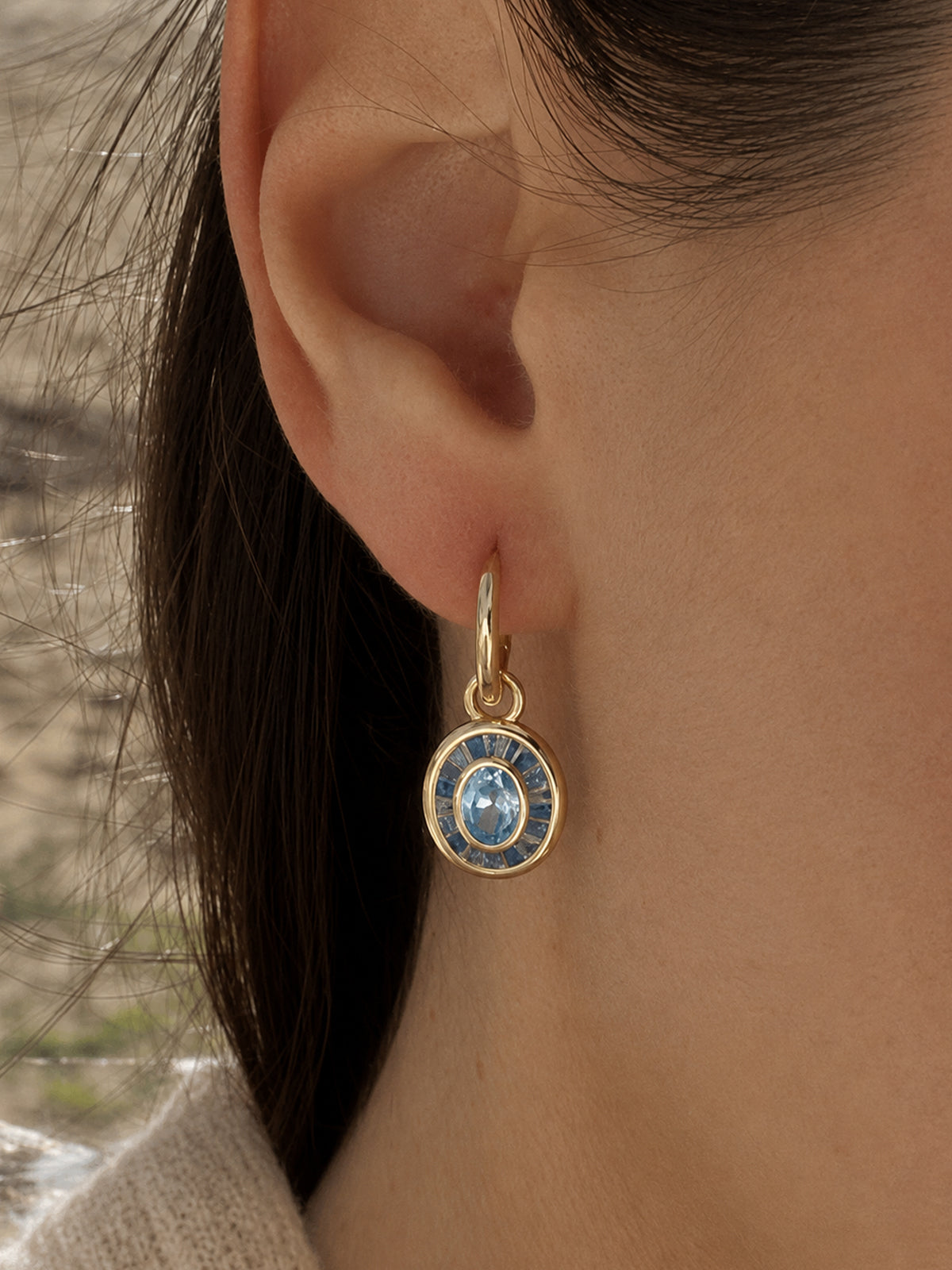 Pendientes aro halo azul en plata bañada en oro con circonitas