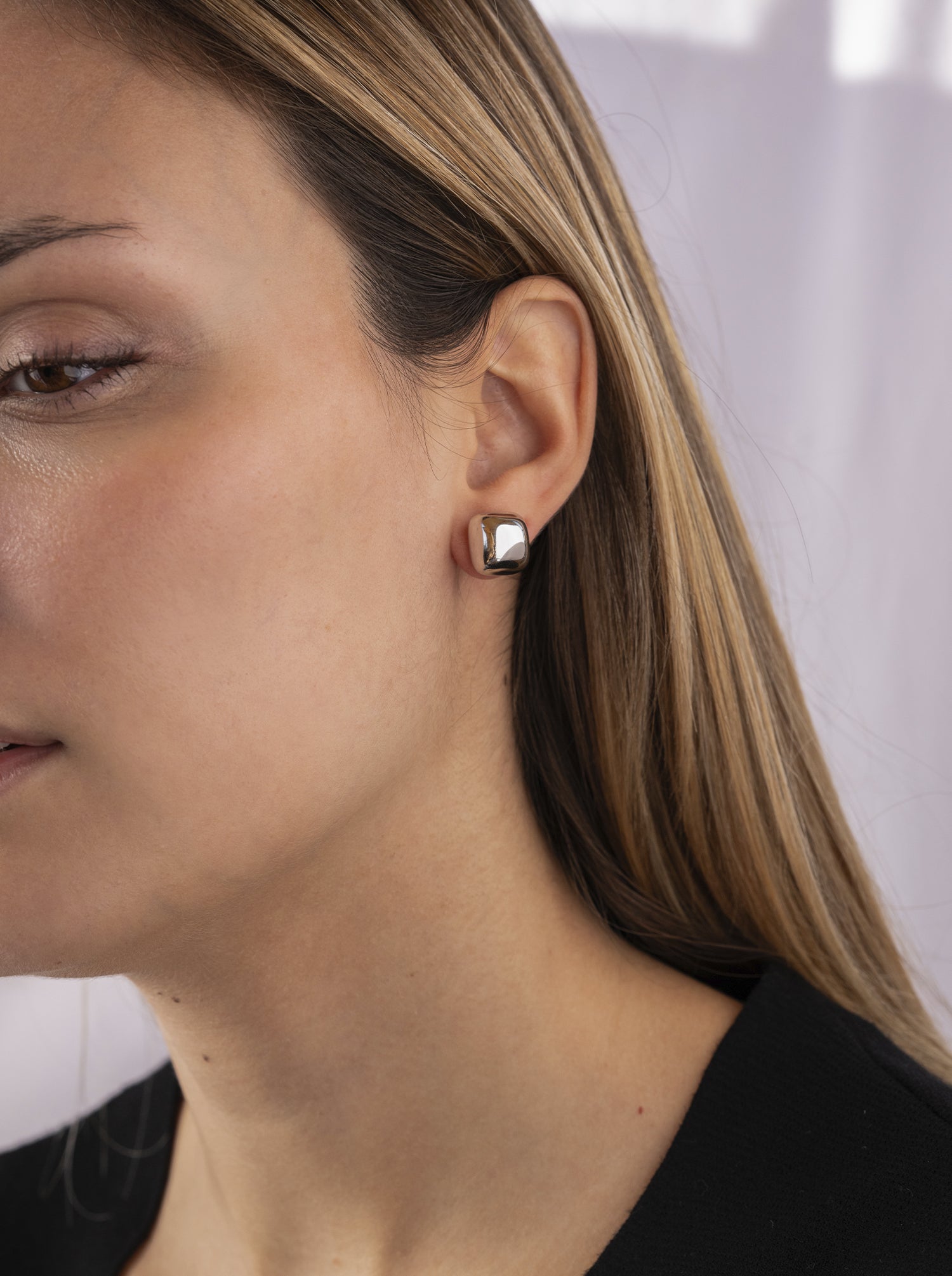 Pendientes pequeños de plata lisa en forma ovalada cuadrada