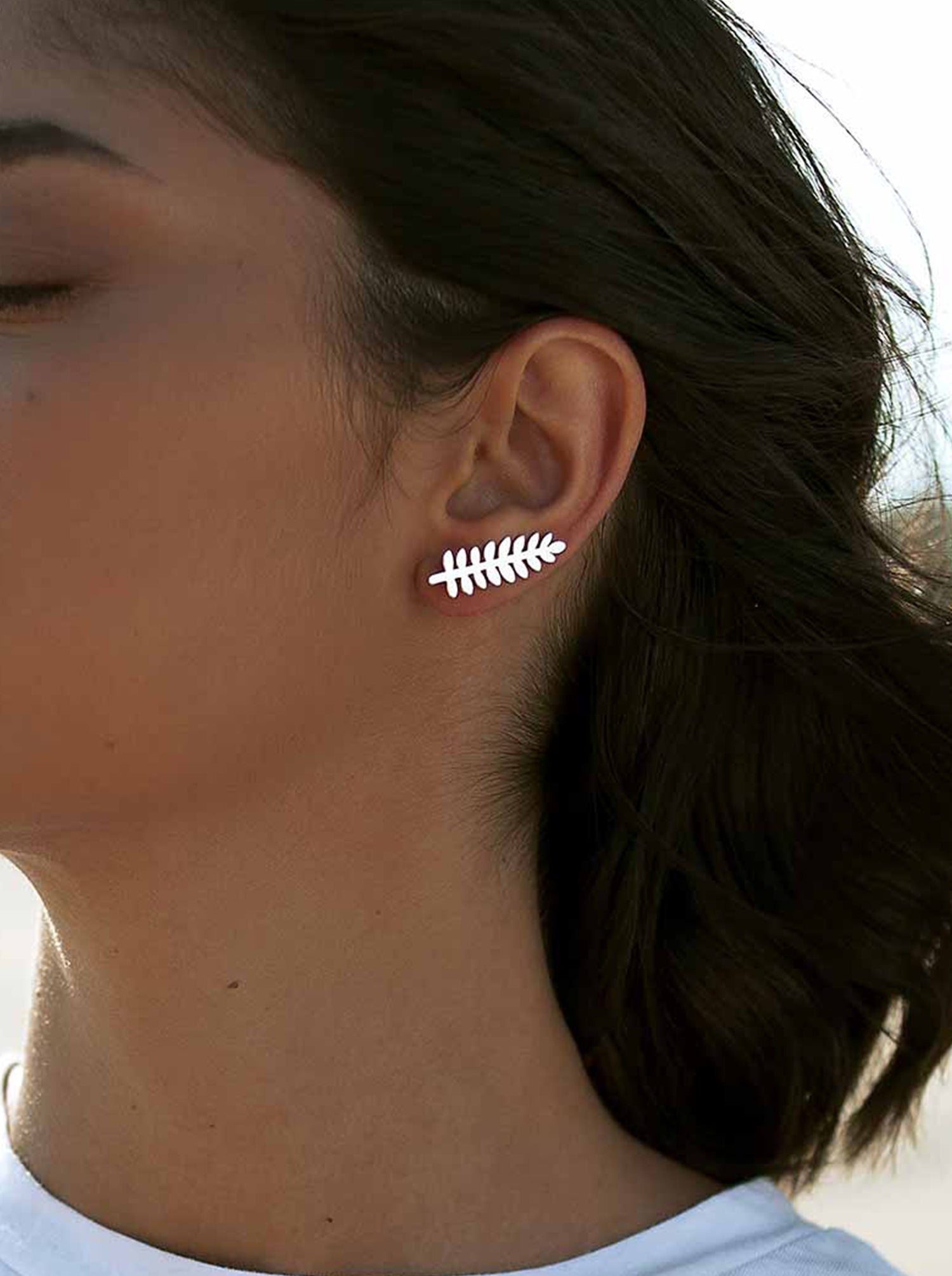 Pendientes trepadores de plata lisa diseño de hoja