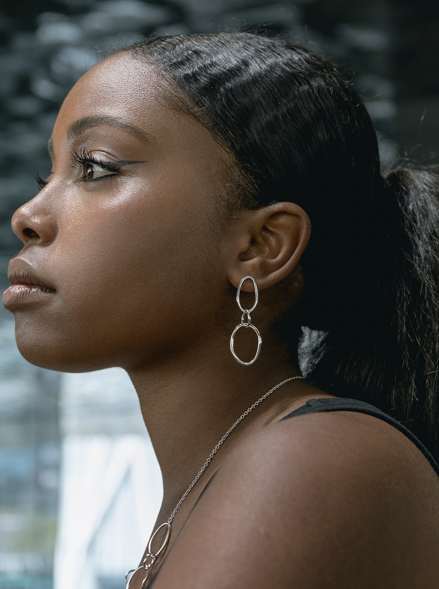 Long earrings with irregular link design
