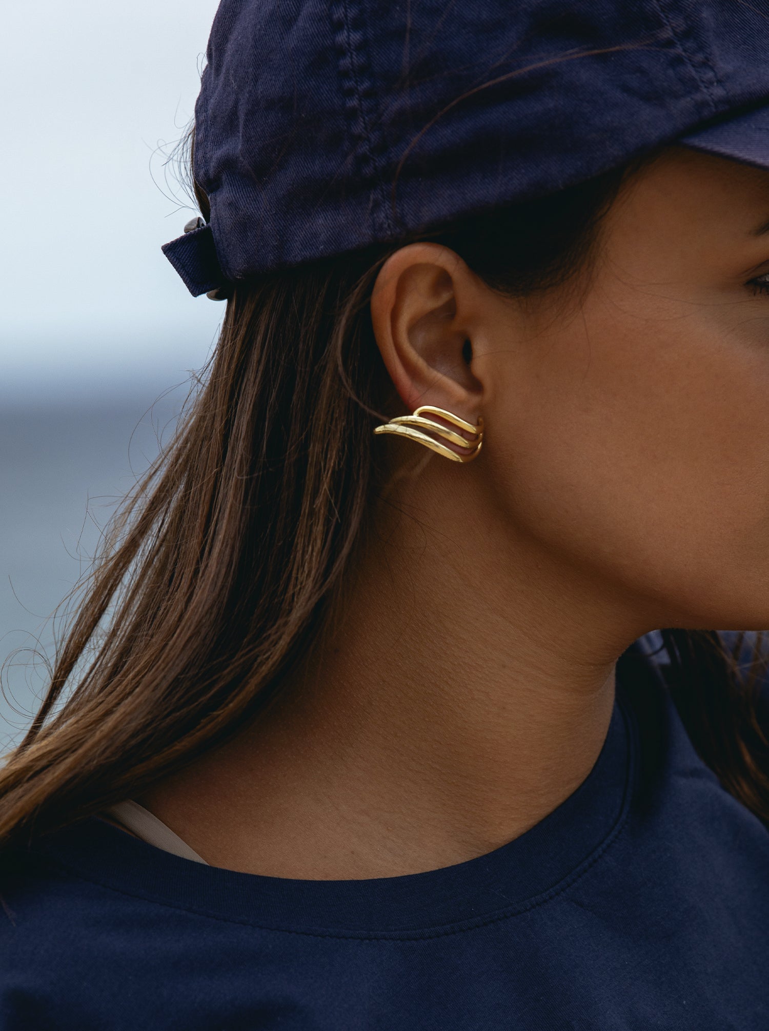 Pendientes originales en plata bañada en oro con un diseño fluido
