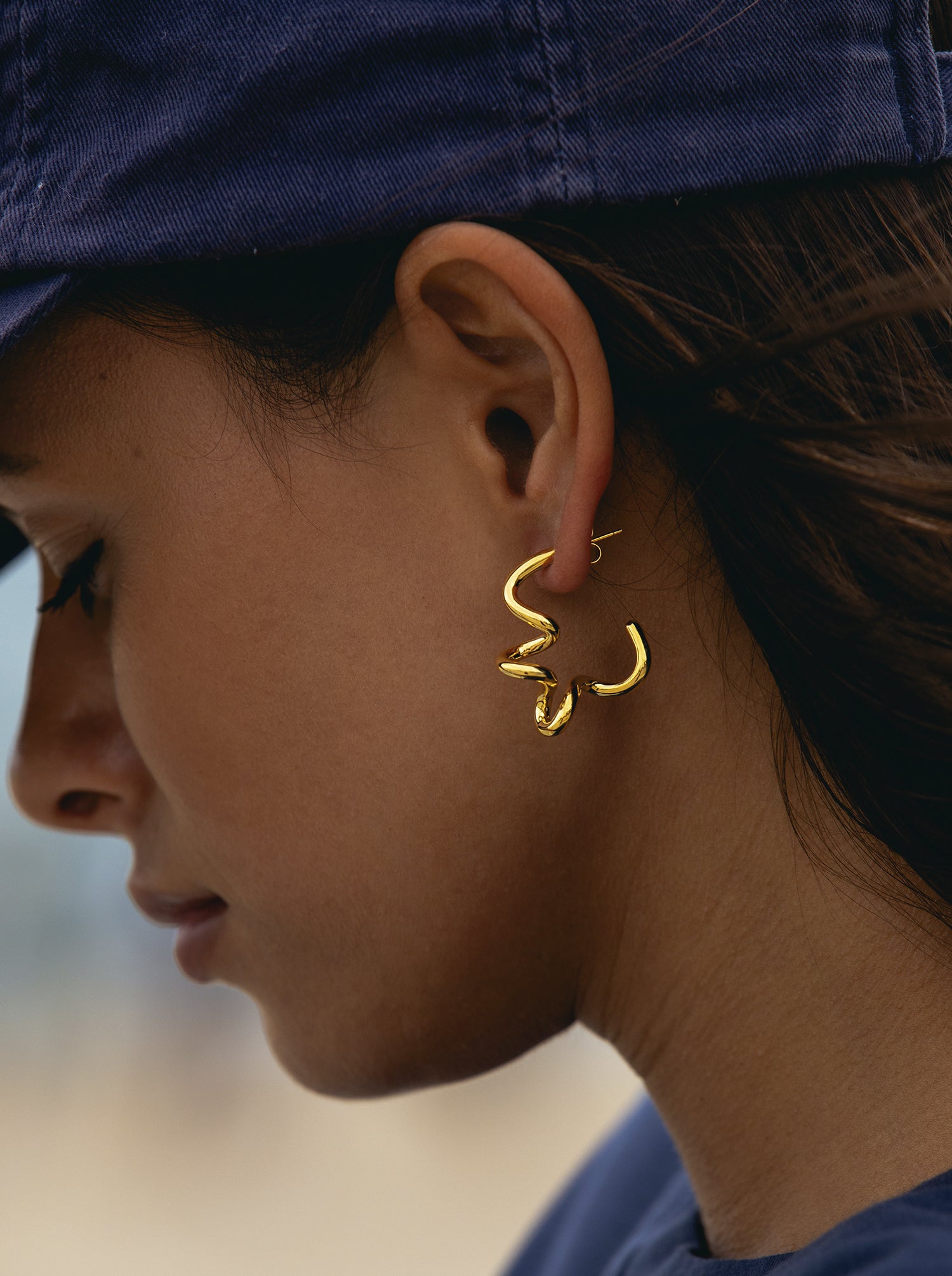 Pendientes originales de plata bañada en oro diseño aro tirabuzón