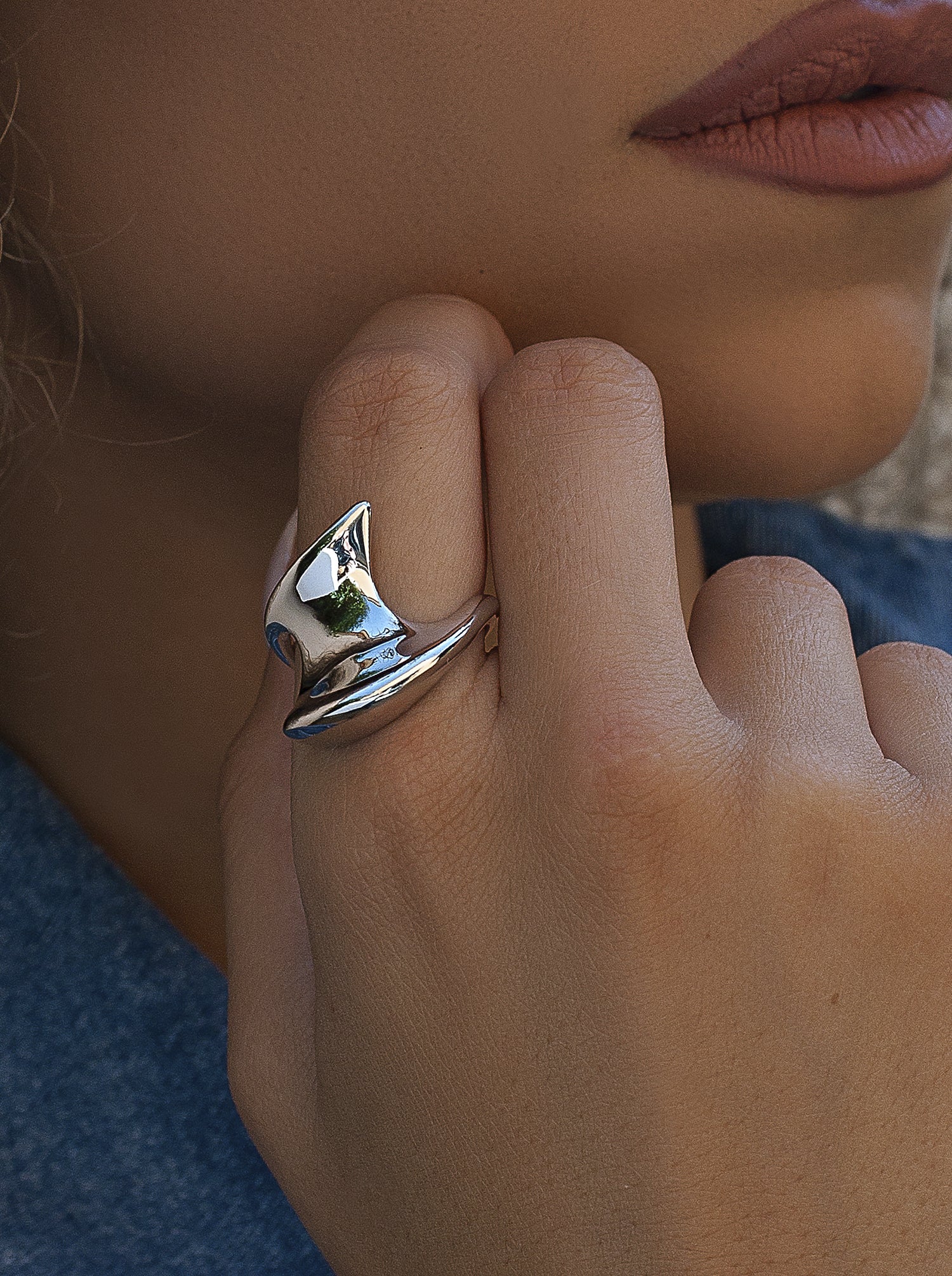 Anillo plateado escultural de diseño orgánico y fluido