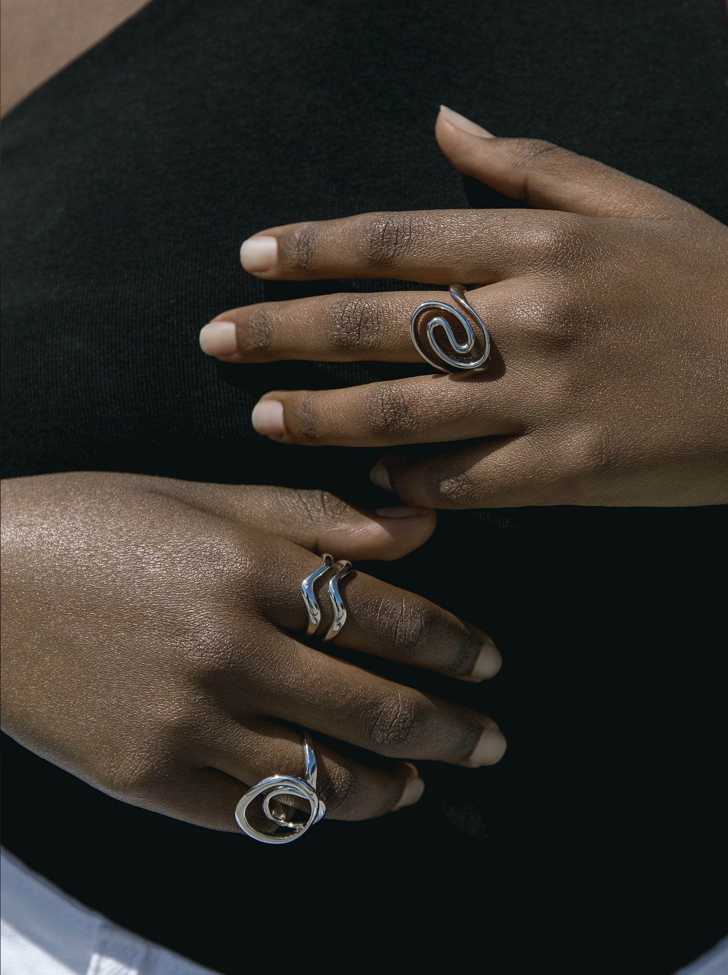 Anillos de diseño de plata con dos raíles irregulares