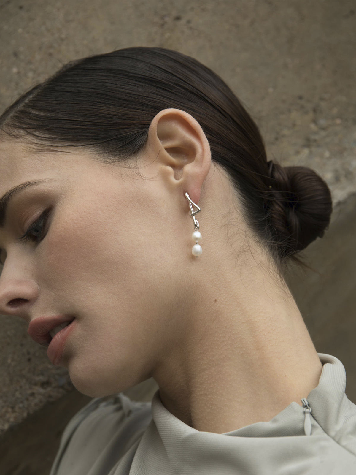 Silver pearl earrings with geometric design