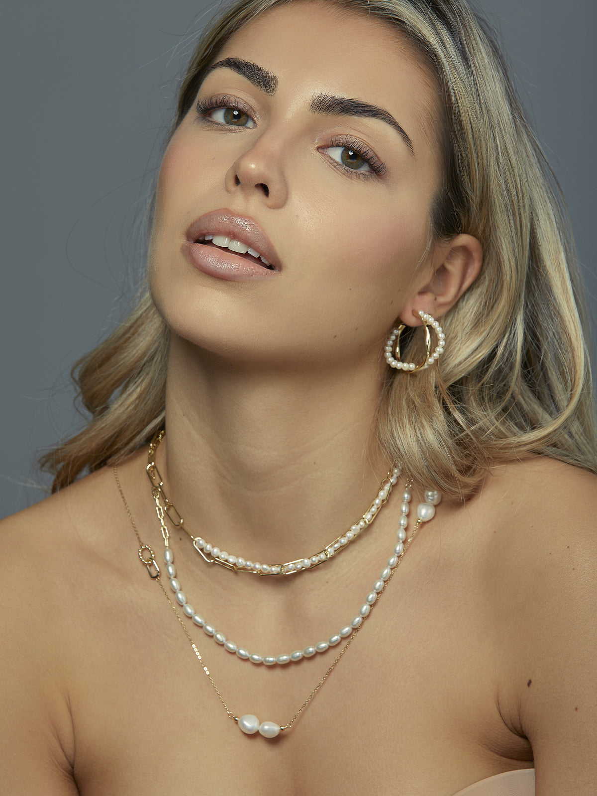 Original hoop earrings with pearl band design and gold plating