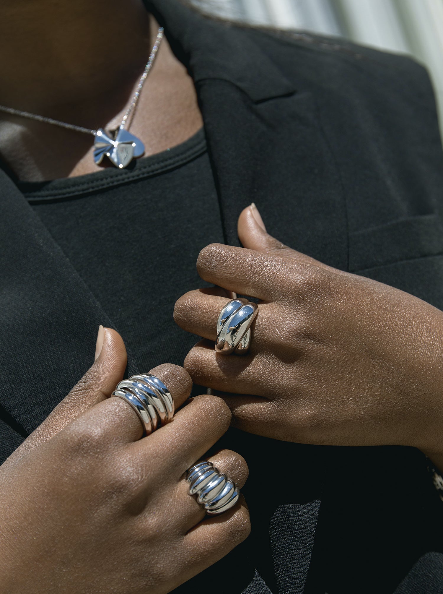 Anillos anchos diseño carriles envolventes y plata lisa