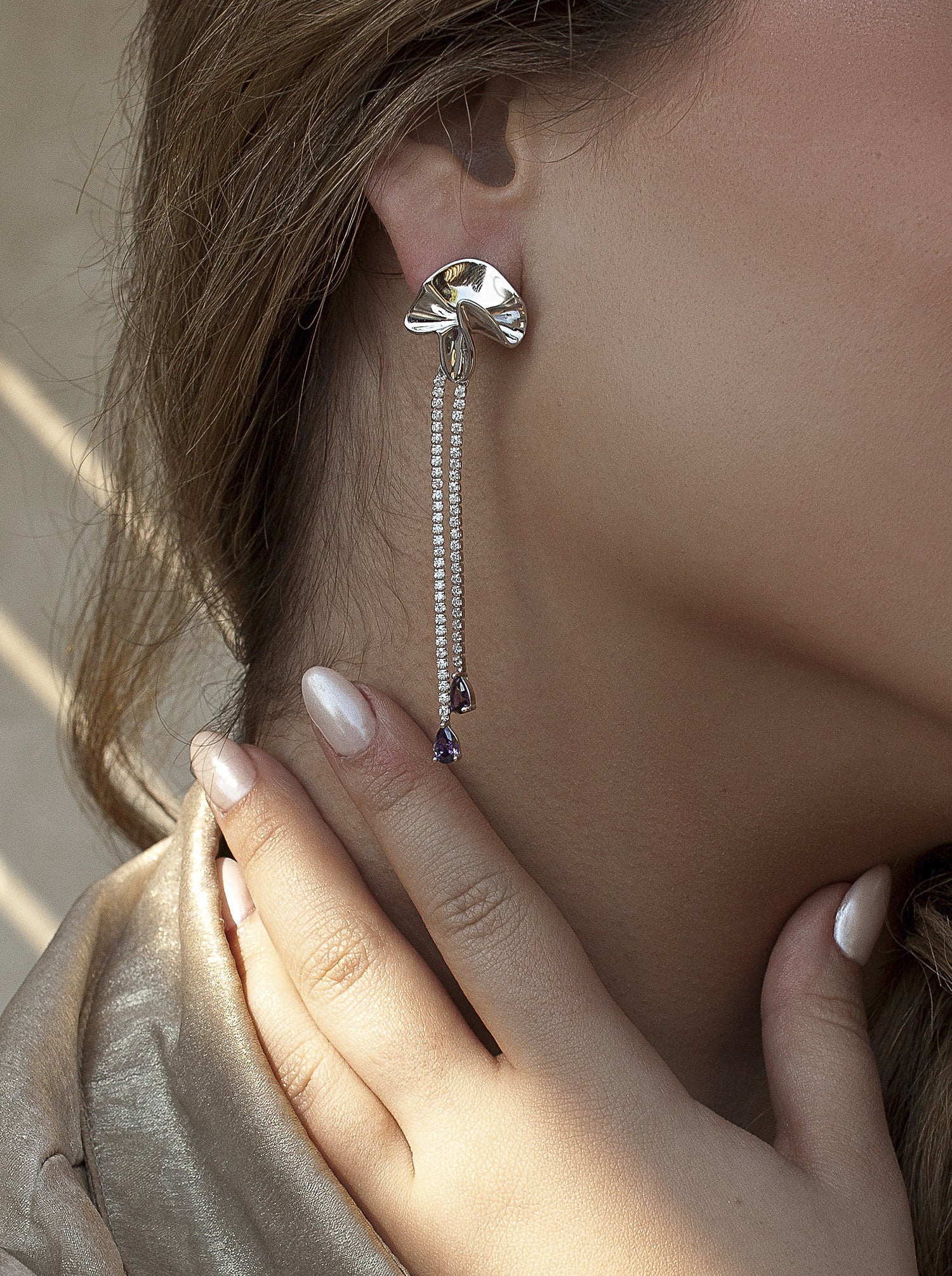 Pendientes largos de plata con circonias y gemas violetas