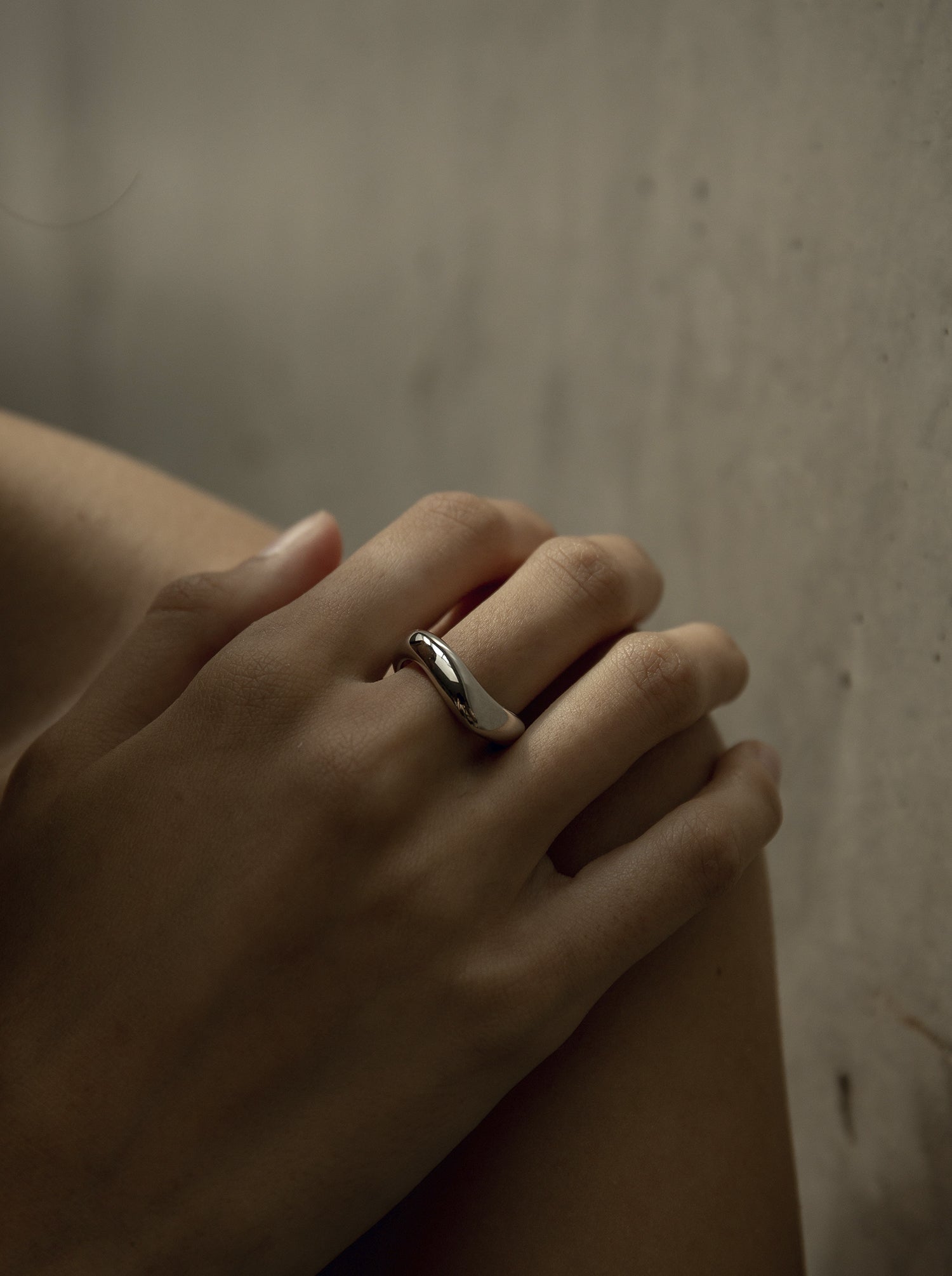 Anillos de diseño irregular en plata lisa