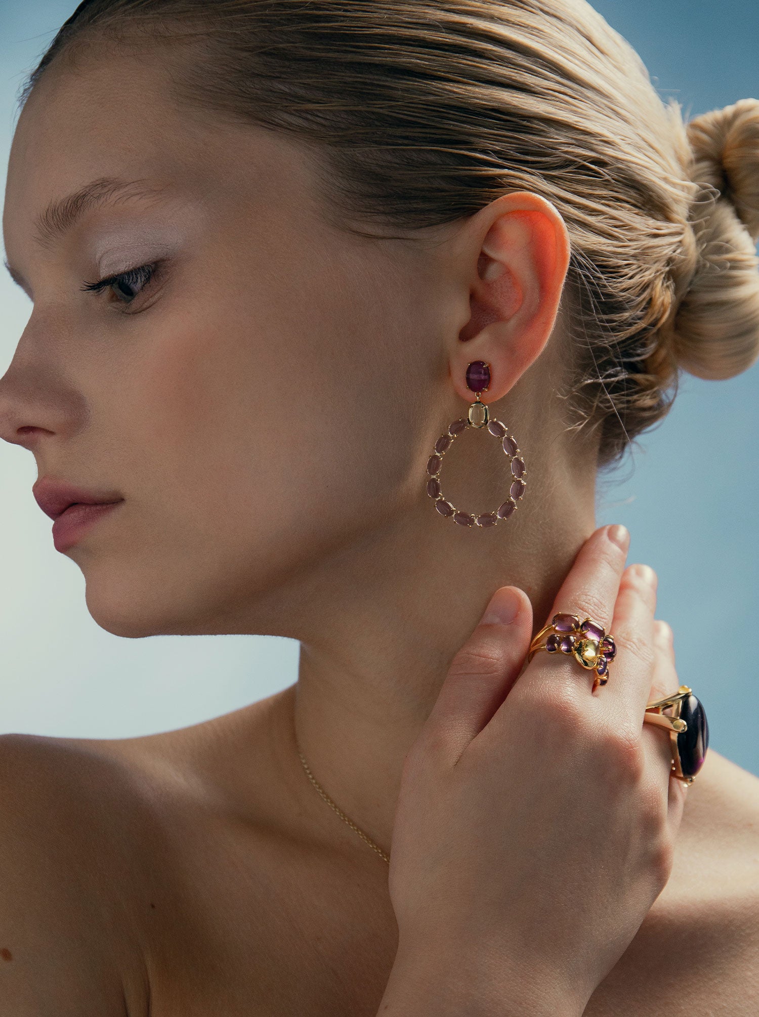 Longues boucles d'oreilles en argent avec un corps en améthyste et en zircon cubique d'andratite.