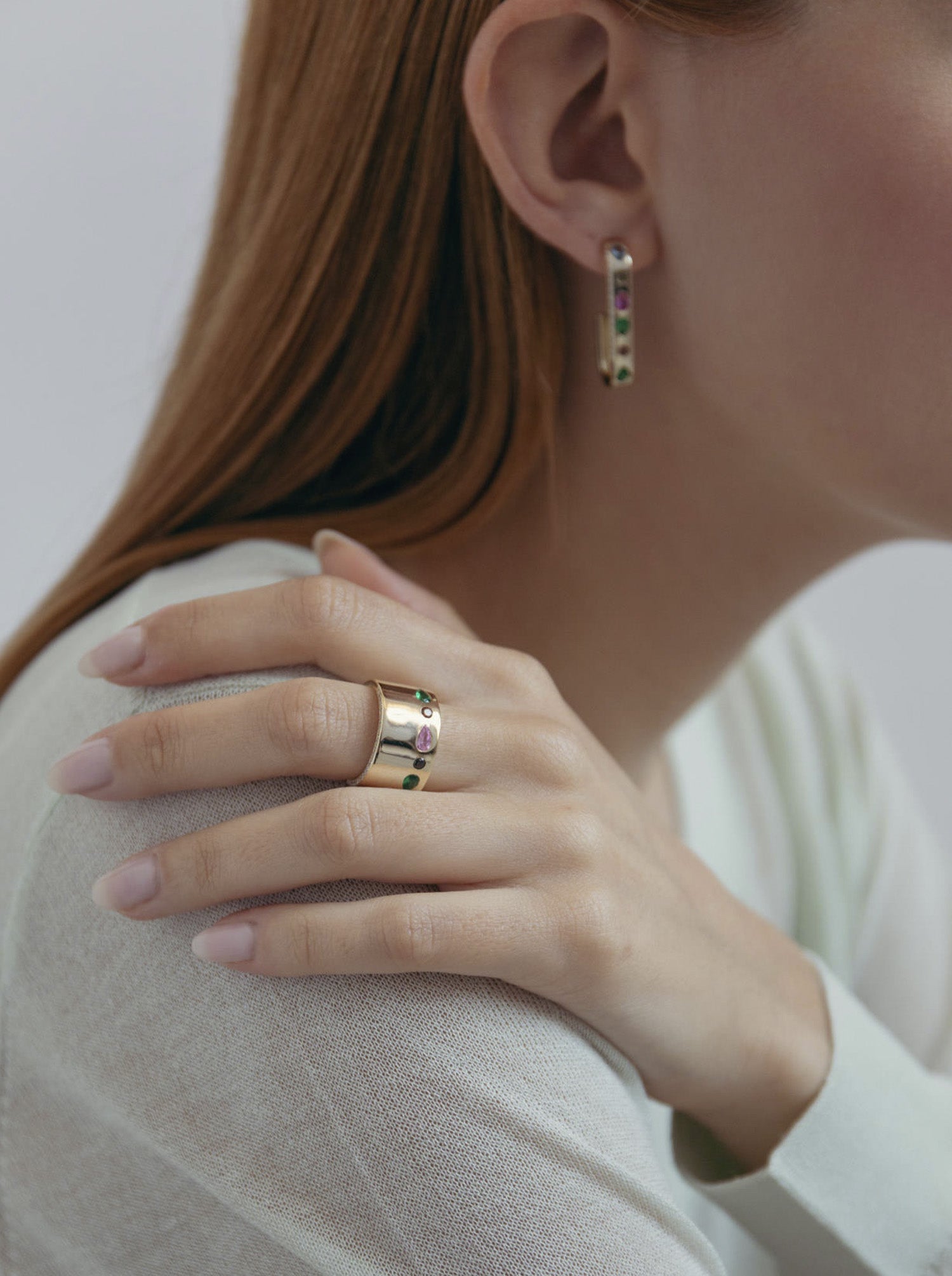 Bague large en argent doré avec zircons multicolores