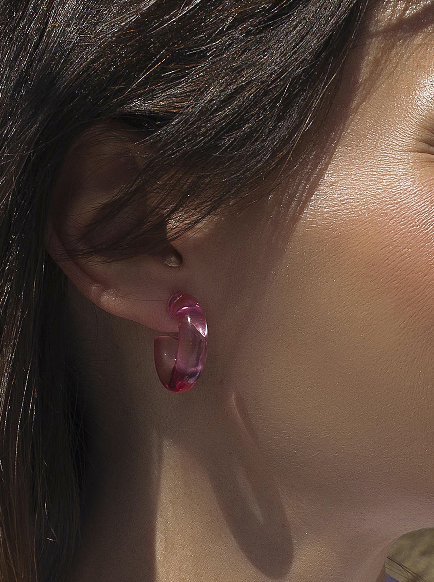 Original hoop earrings in a pink tone