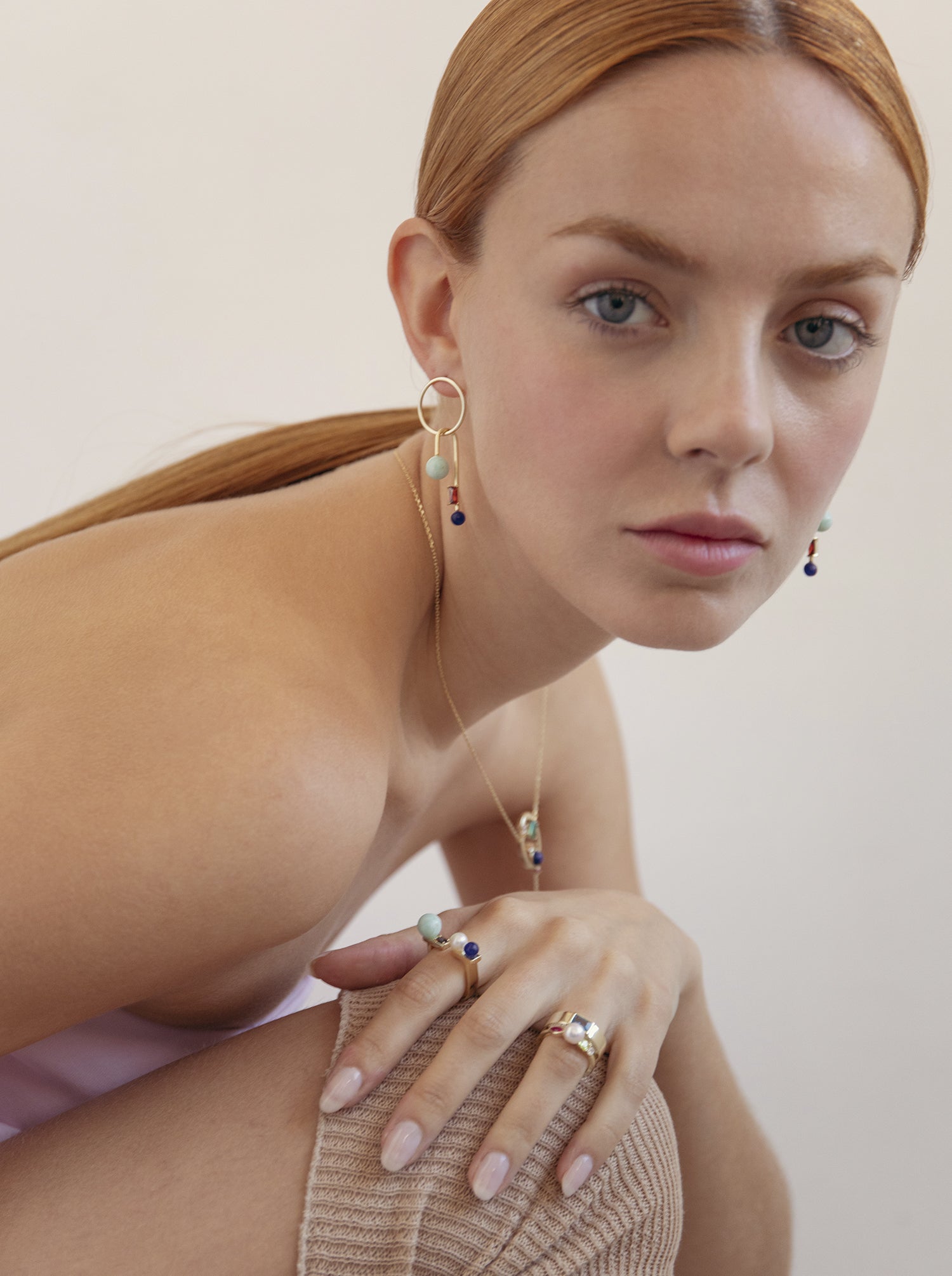 Anillos de diseño con estructura abierta y piedras