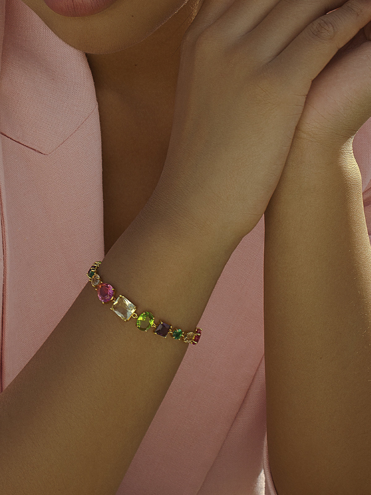 Pulsera multicolor de tallas mixtas en plata dorada