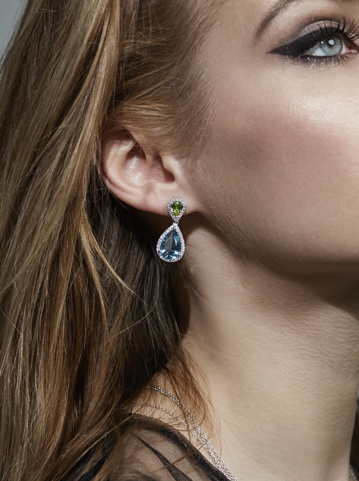 Pendientes de piedras de colores claros diseño lágrima con circonitas