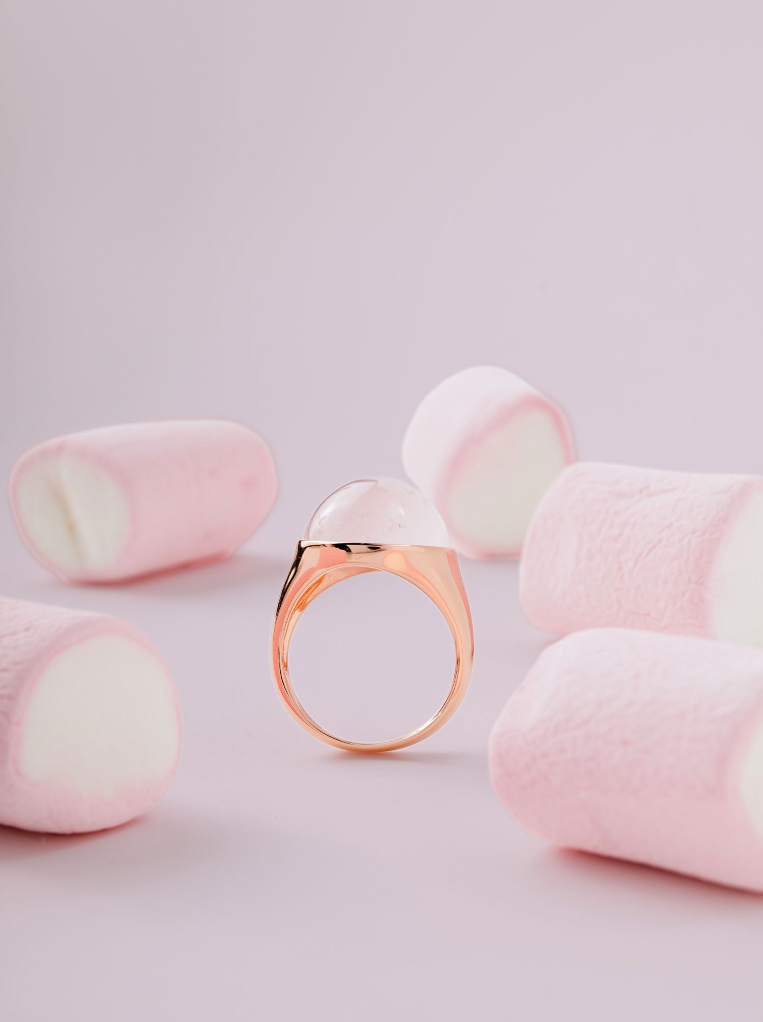Ring with rose quartz stone