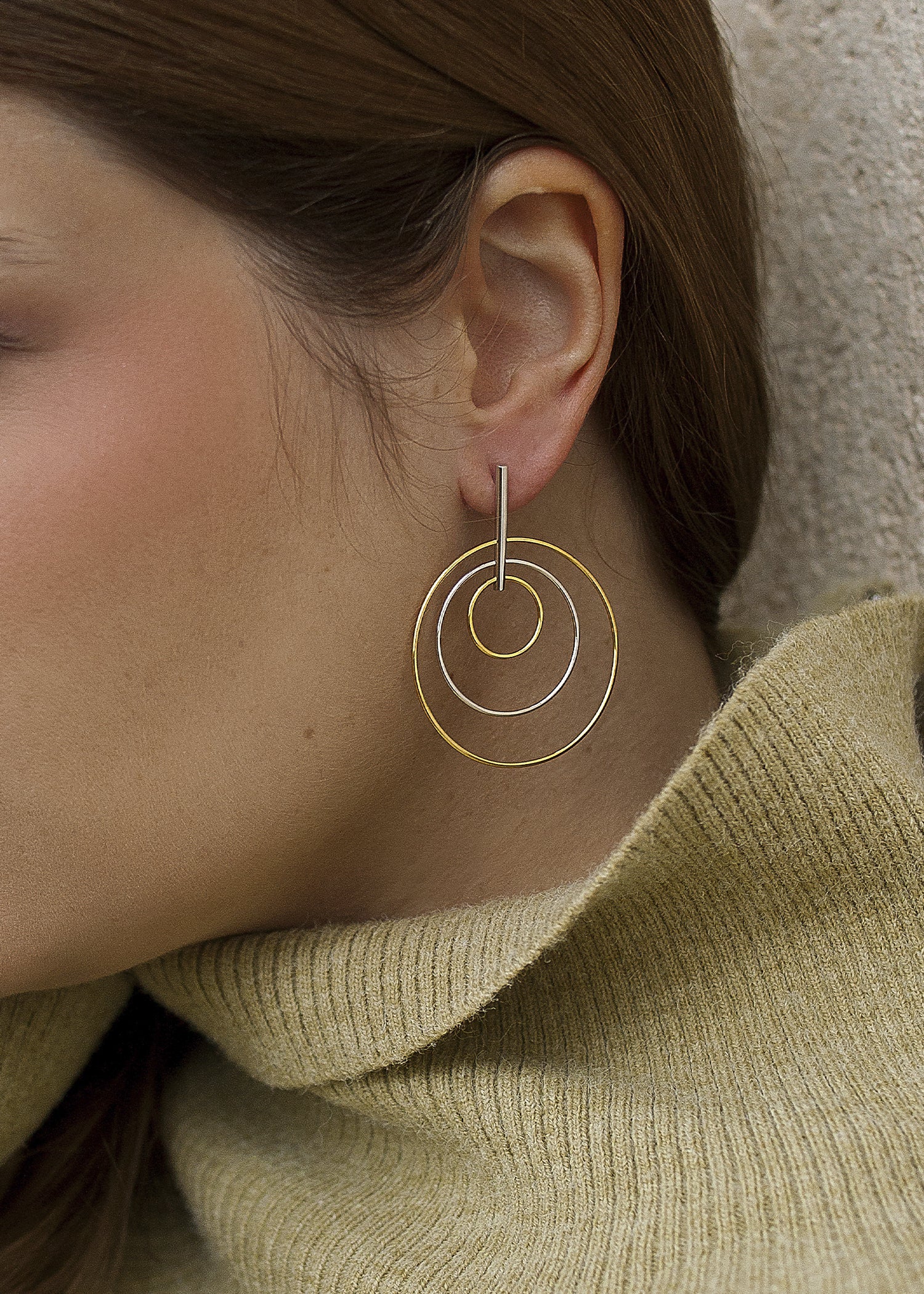Pendientes de plata bicolor compuestos por círculos de varios tamaños