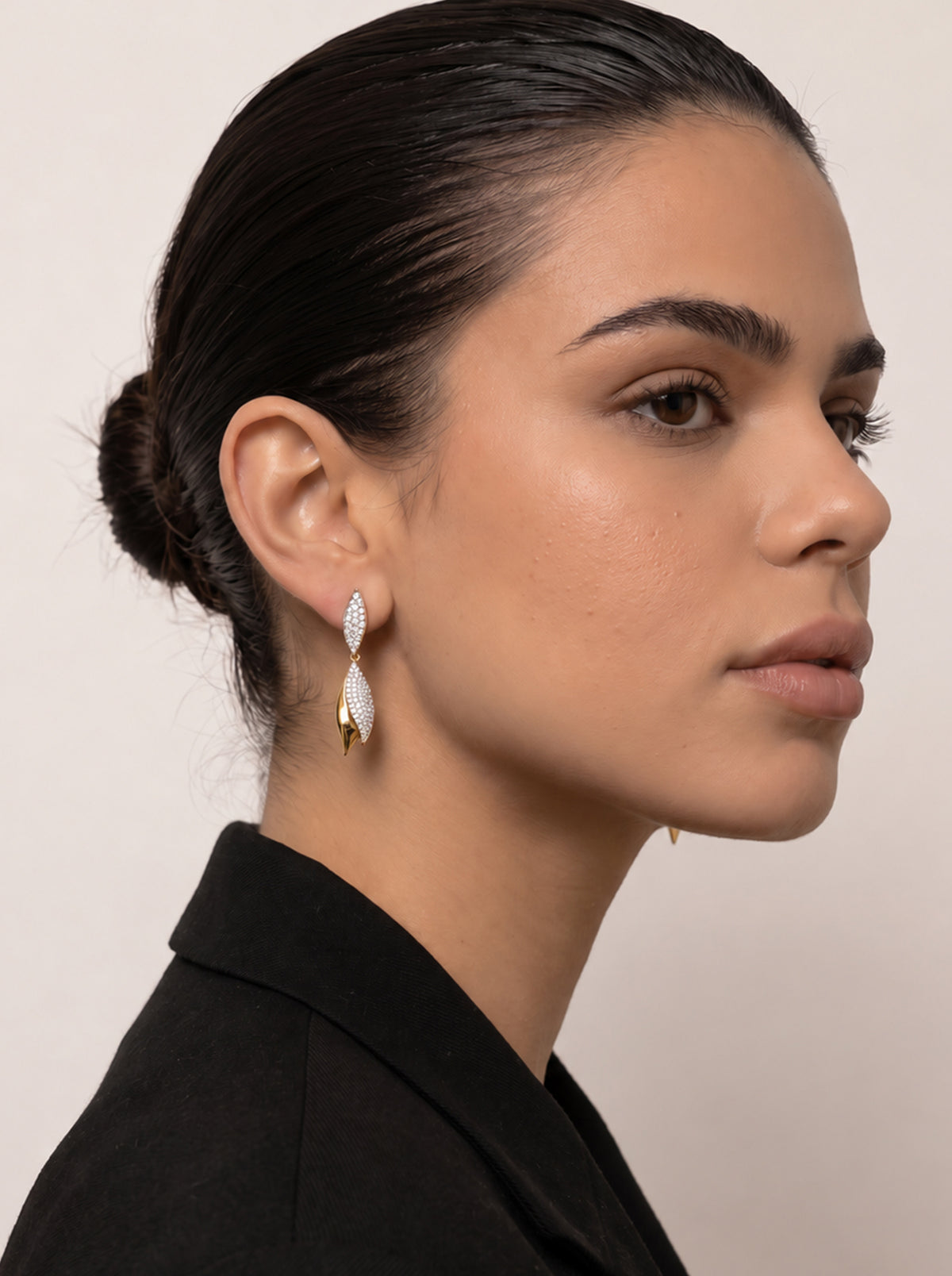 Boucles d'oreilles bicolores argentées ornées de zirconiums cubiques en forme de feuille