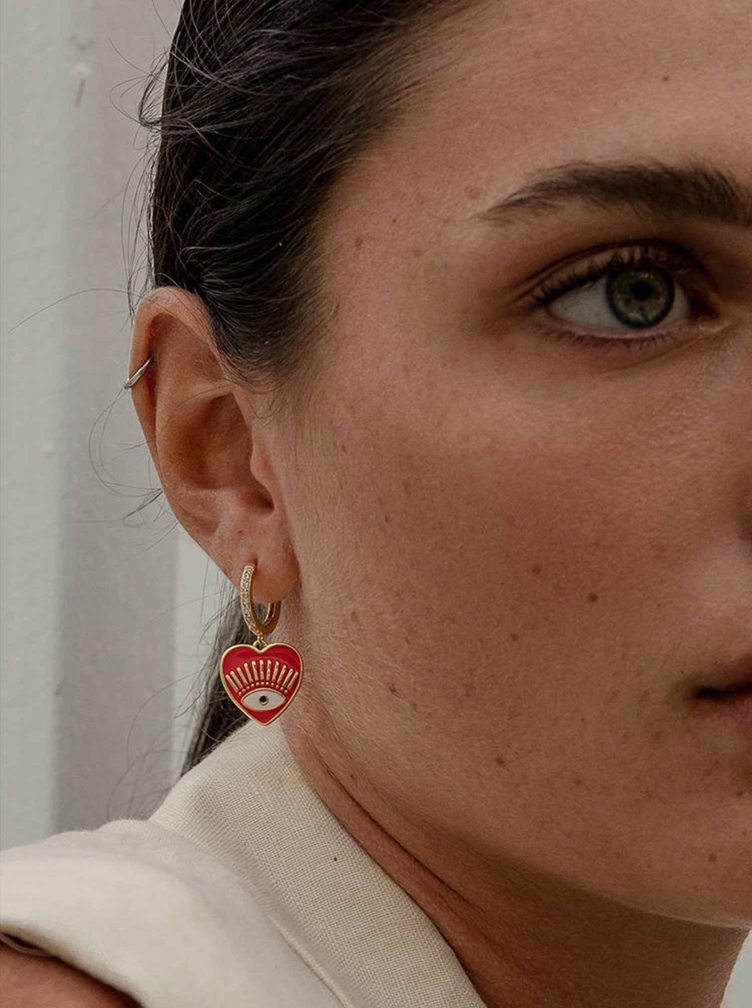Hoop earrings with heart-shaped pendants in red enamel