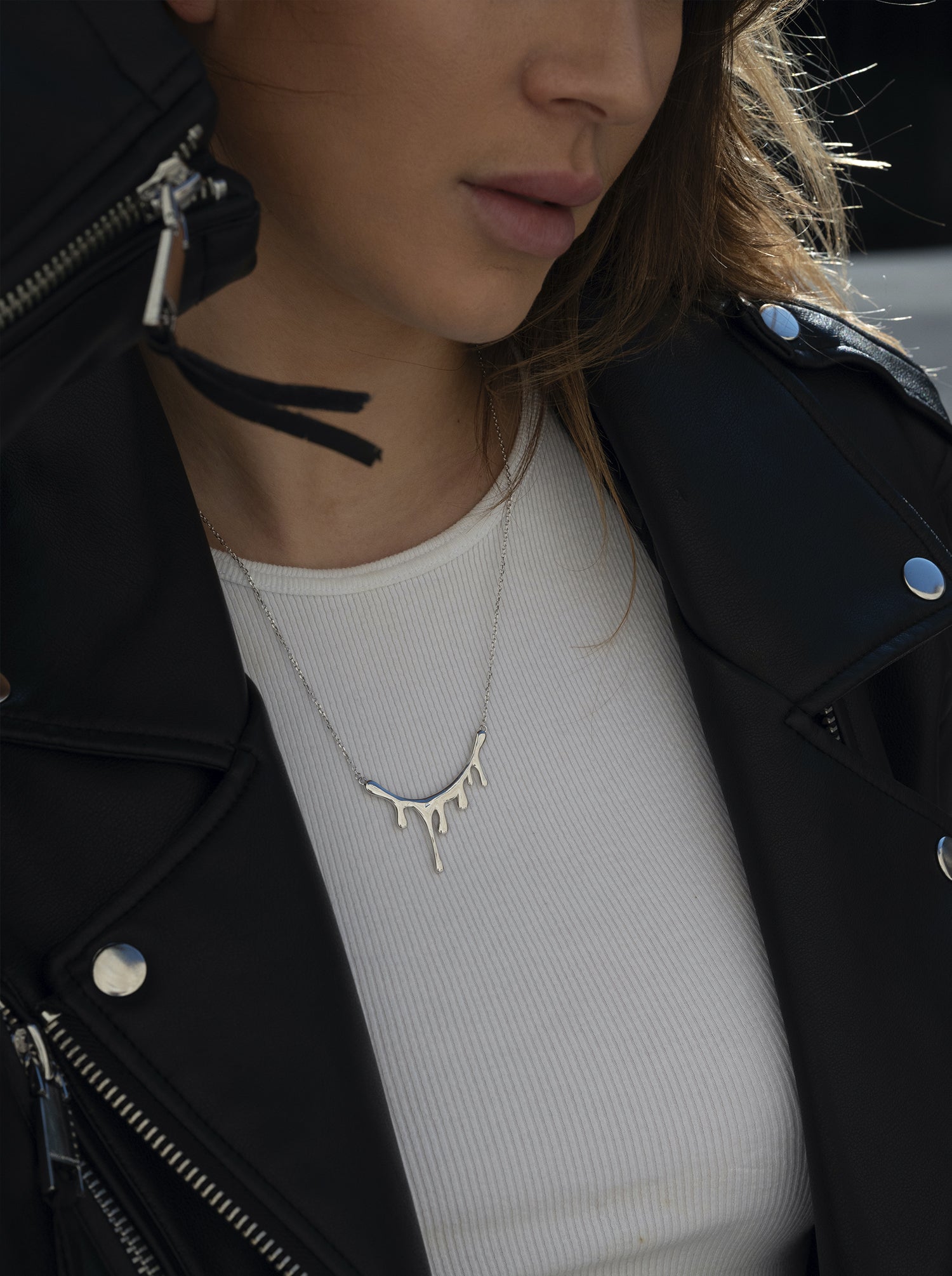 Original silver necklaces with a drip design