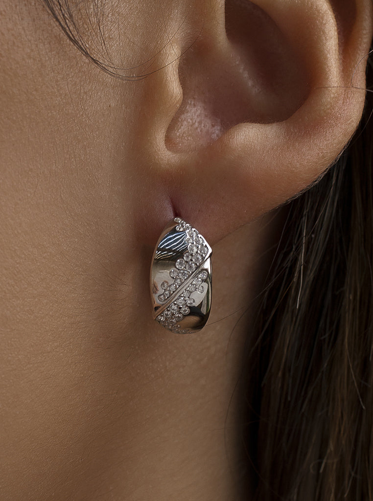 Pendientes aro de plata con diseño elegante y ovalado