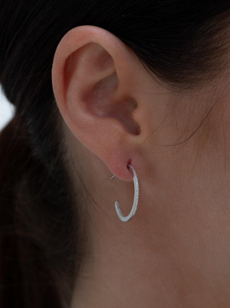 Pendientes aro de plata mini engaste circonitas blancas modelo mediano