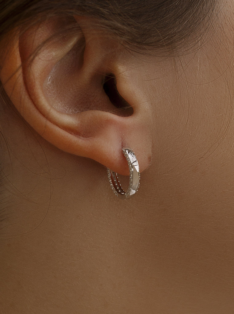 Pendientes aro de plata pequeños con mini circonitas en los laterales-LINEARGENT