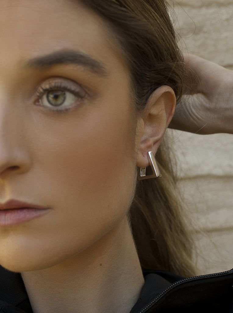 Pendientes aro de plata diseño triangular minimalista