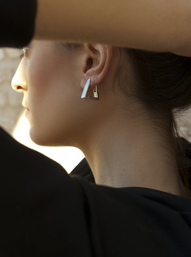 Pendientes aro de plata diseño triangular minimalista