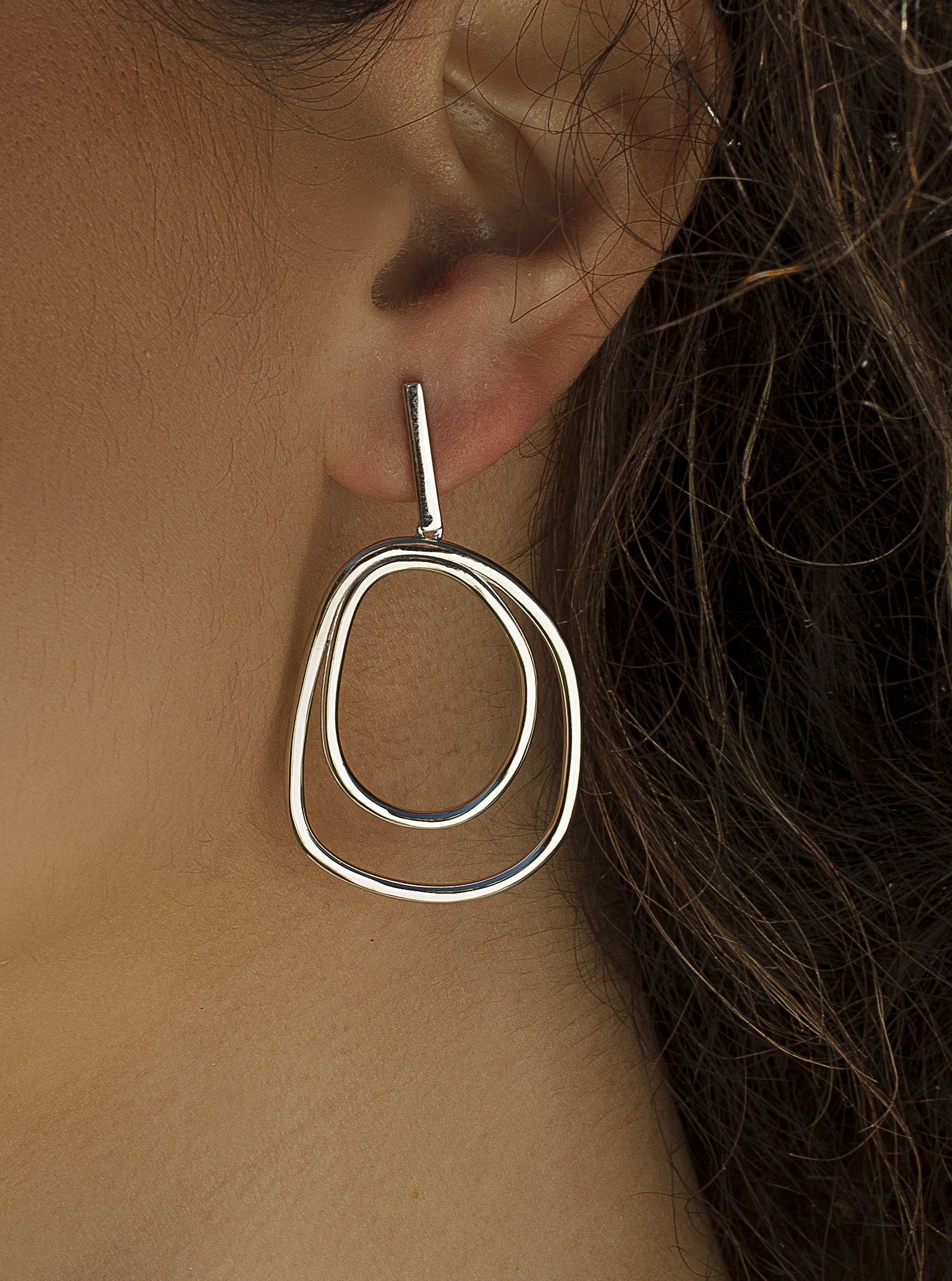 Pendientes aros grandes diseño irregular en plata lisa-LINEARGENT