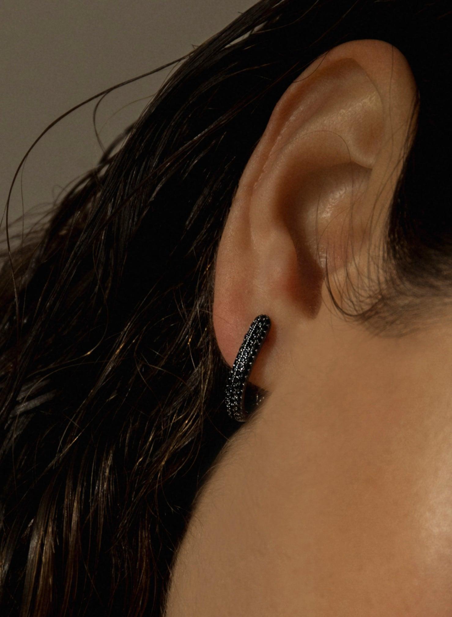 Pendientes aros pequeños con engaste de circonitas en forma de lágrima y baño de rutenio-LINEARGENT