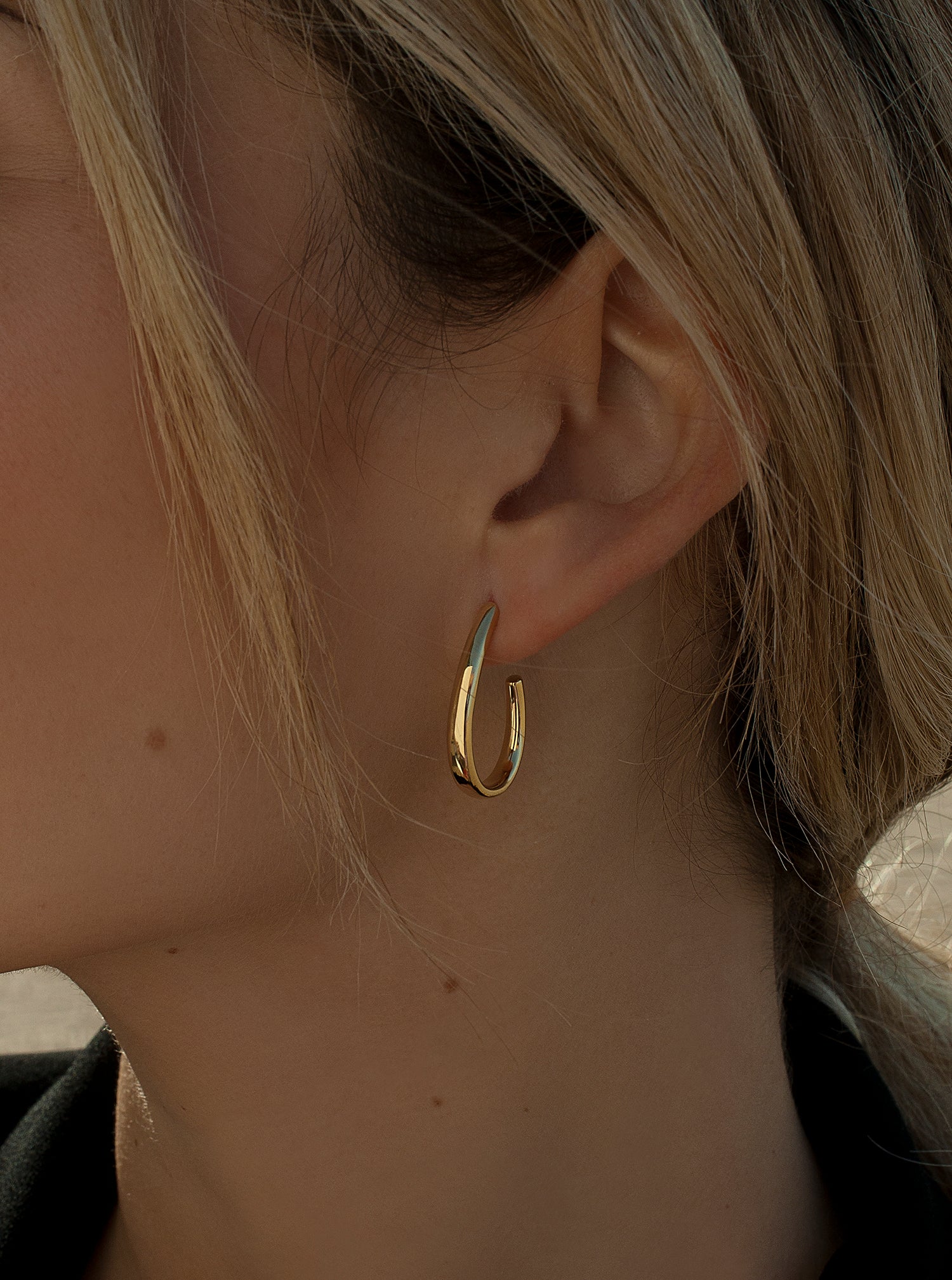 Pendientes aros pequeños diseño semiabierto redondo y plata bañada en oro