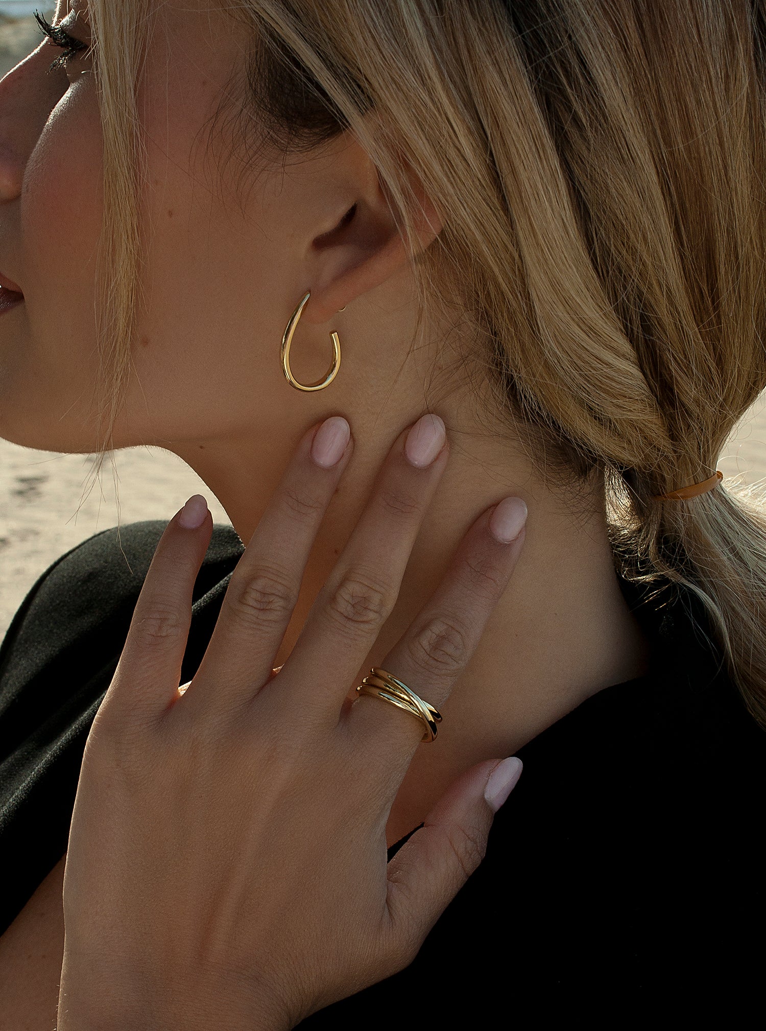 Pendientes aros pequeños diseño semiabierto redondo y plata bañada en oro