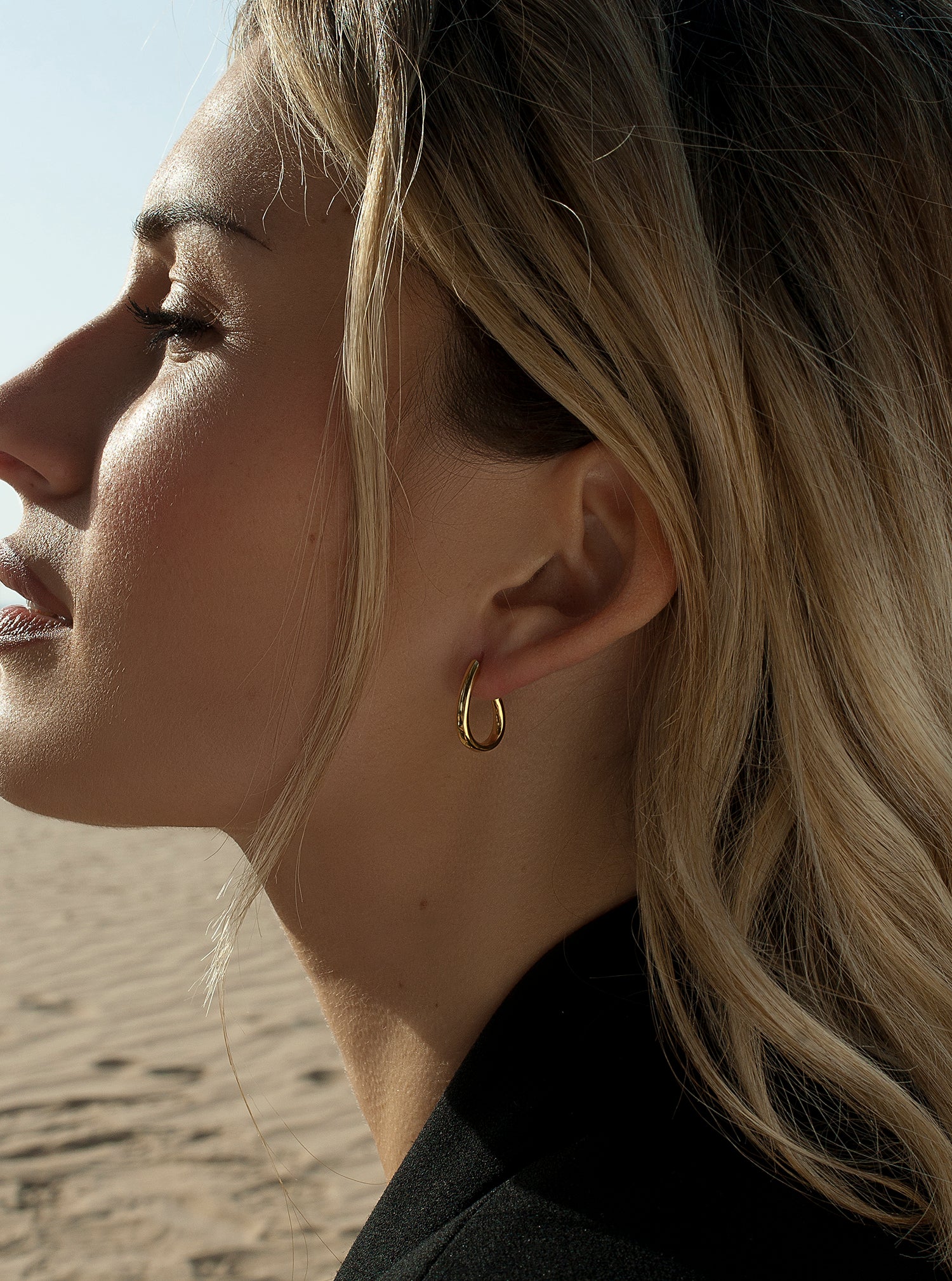 Pendientes aros pequeños diseño semiabierto y plata lisa bañada en oro