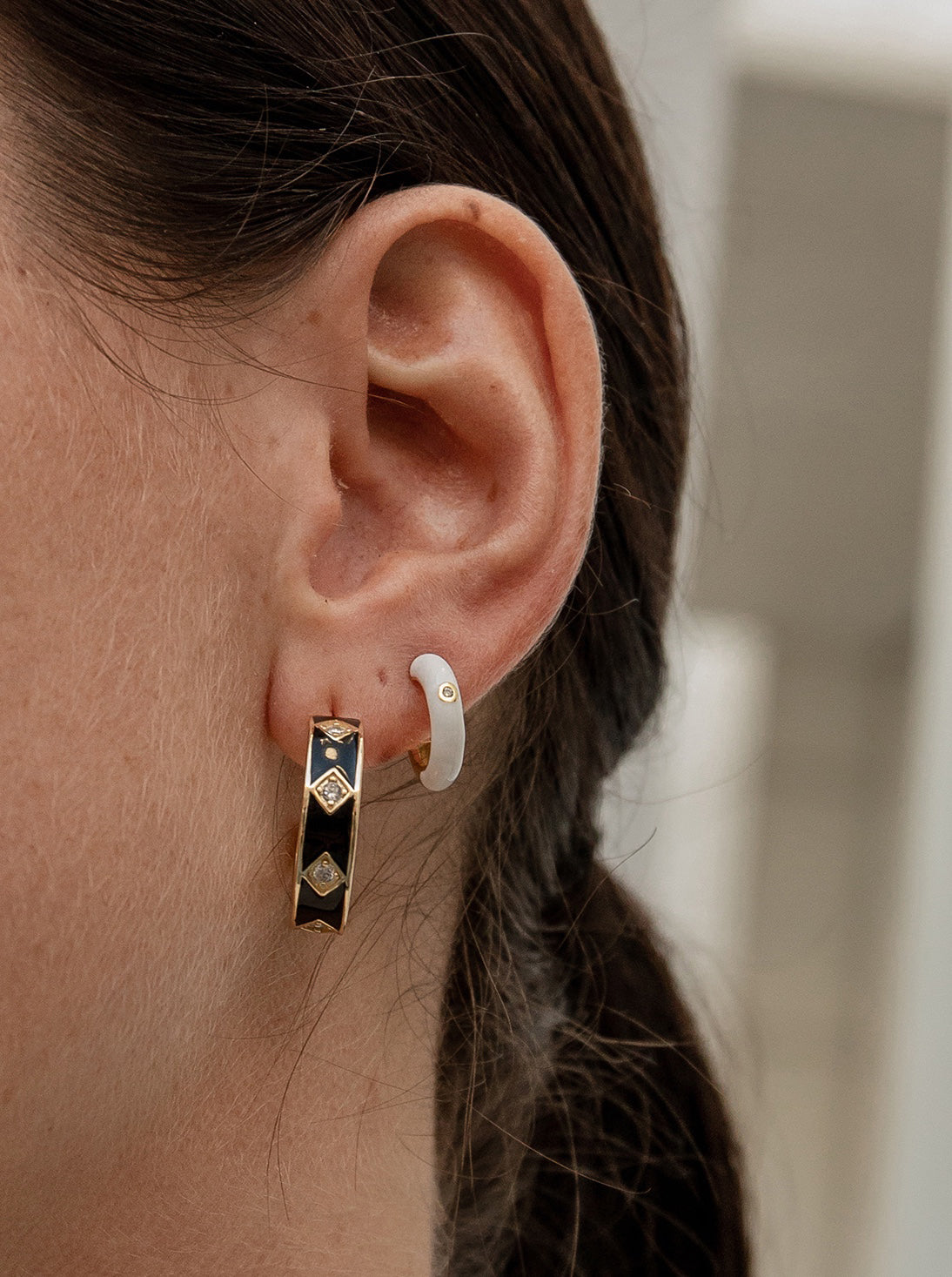 Pendientes aros pequeños esmalte blanco y circonita central-LINEARGENT