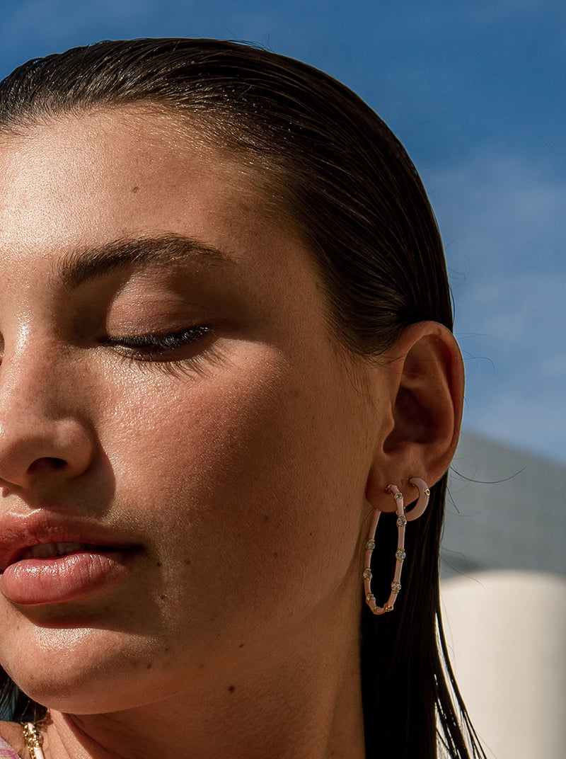 Pendientes aros pequeños esmalte rosa y circonita central-LINEARGENT