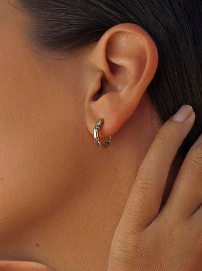 Pendientes aros pequeños motivo de cenefa y circonitas multicolores-LINEARGENT