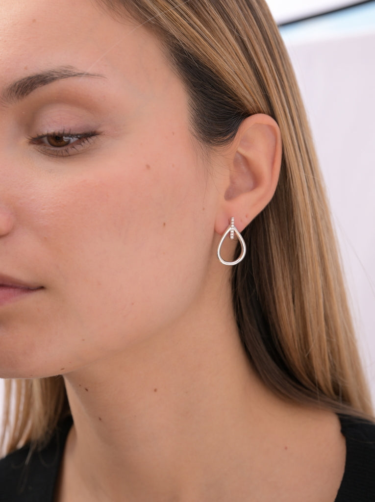 Pendientes brillantes de plata diseño elegante y minimal