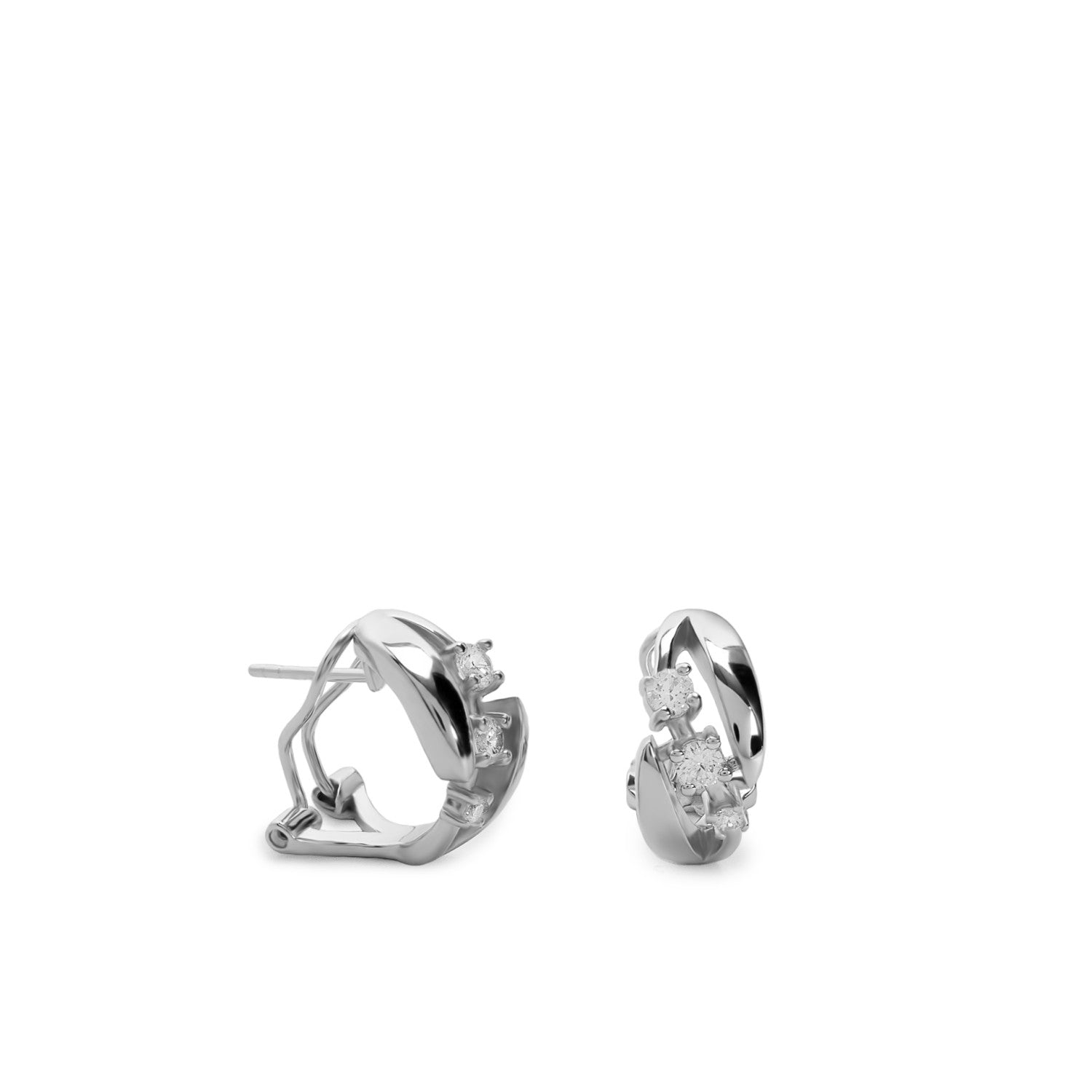 Boucles d'oreilles fermeture omega avec tres zircons et design incurvé