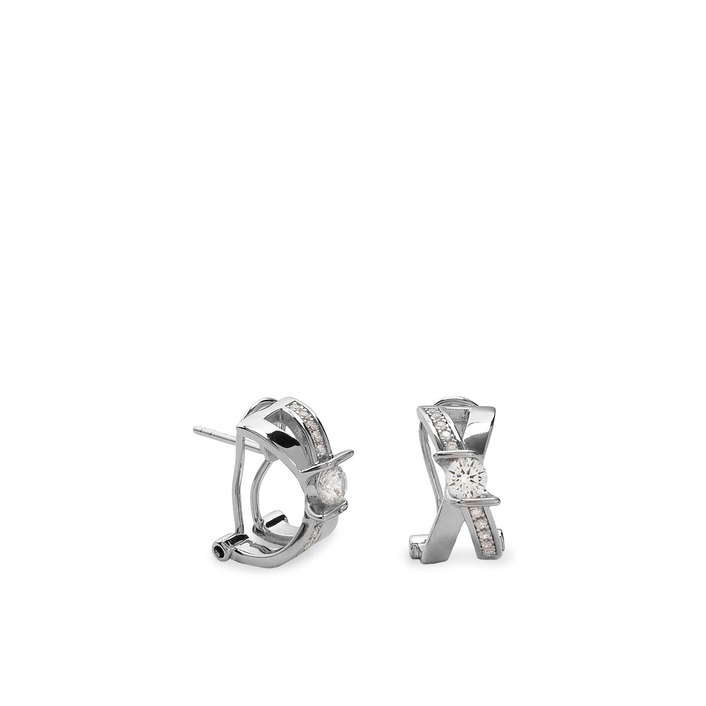 Pendientes cierre omega de diseño cruzado y circonitas