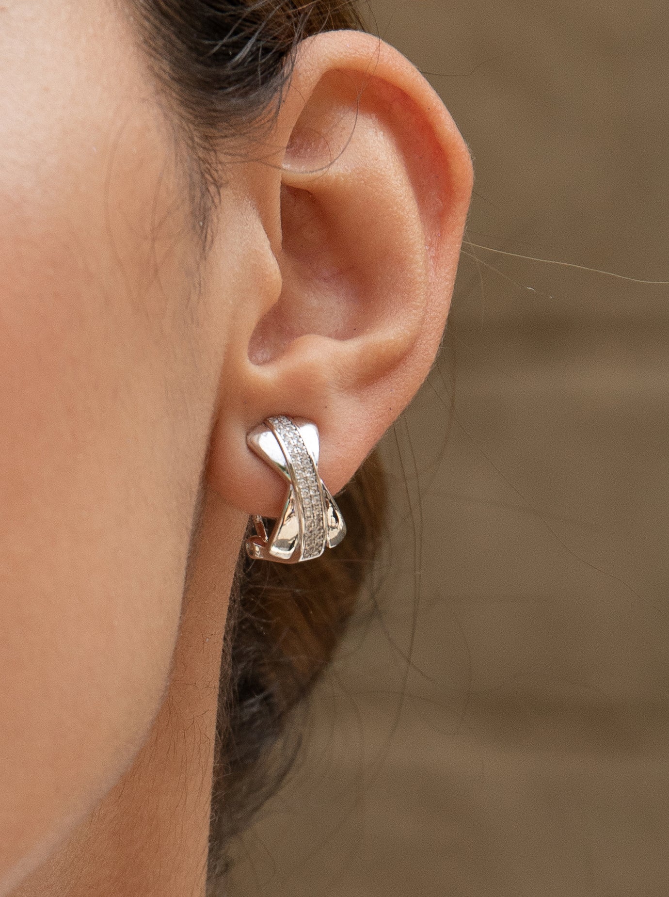 Boucles d'oreilles fermeture omega de argent design croix avec zircons