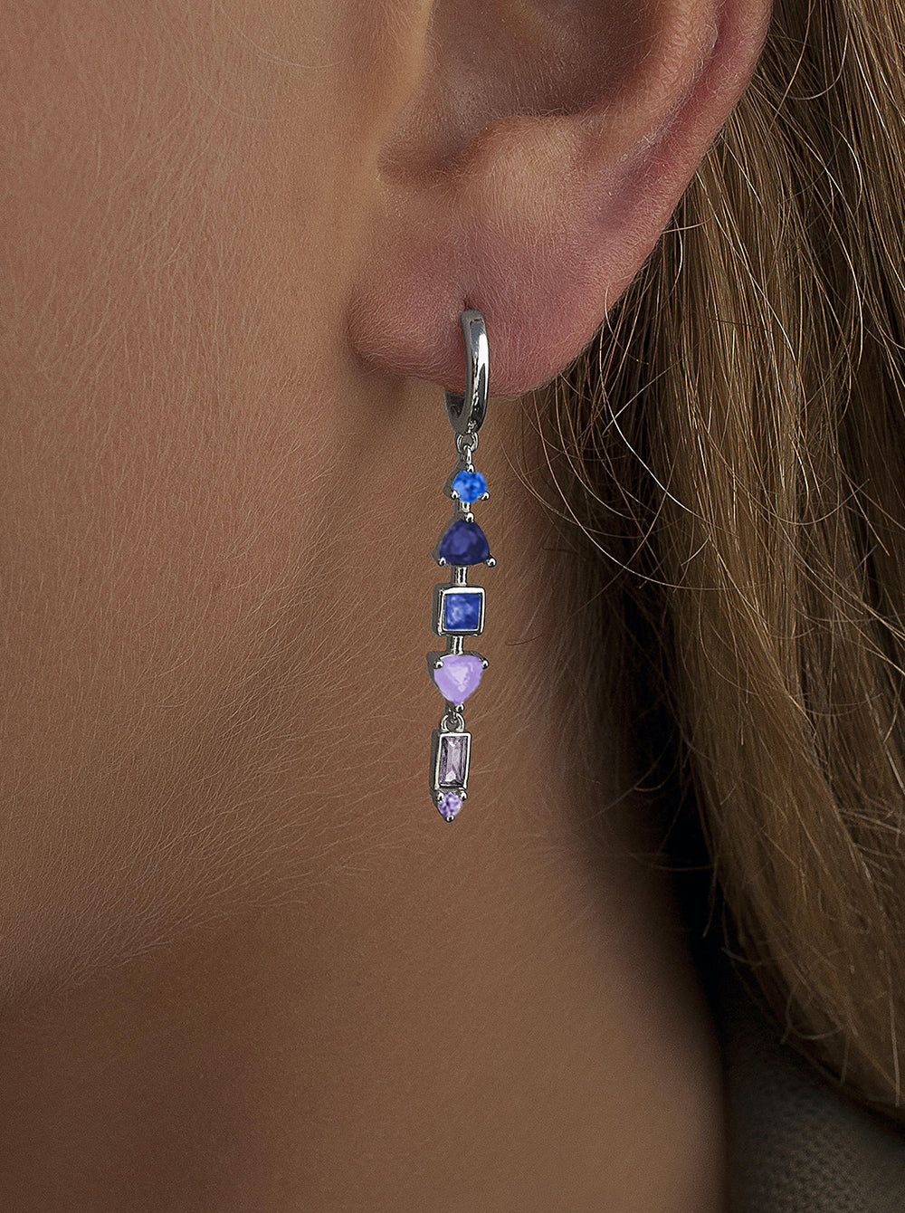 Pendientes con colgantes diseño aro con gemas tono azul-LINEARGENT