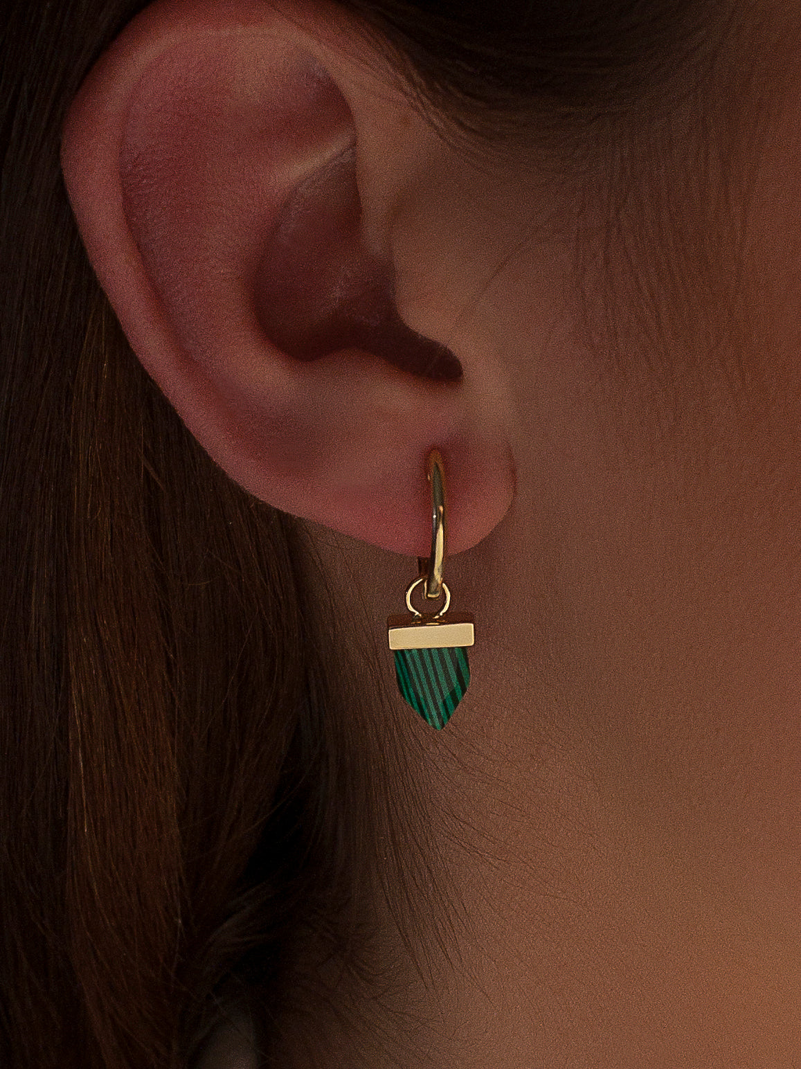 Pendientes con colgantes diseño charm malaquita bañados en oro-LINEARGENT