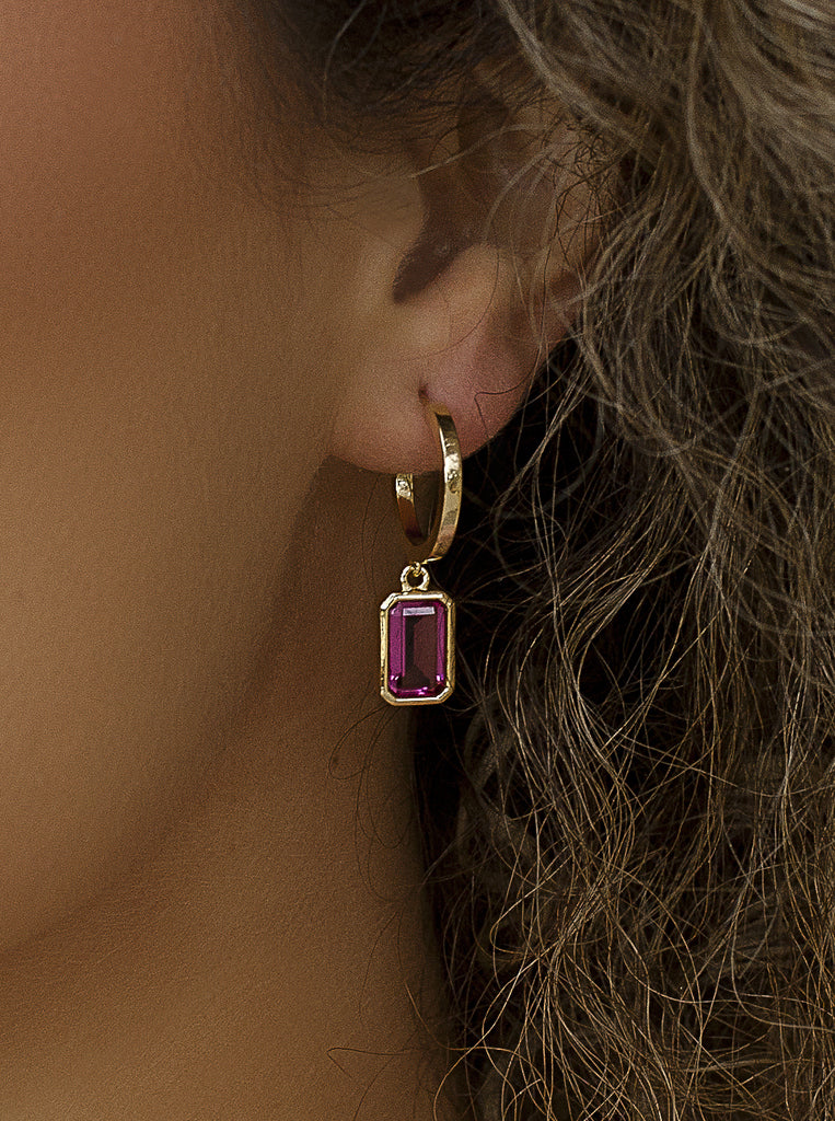 Pendientes con colgantes estilo aro con gema fucsia-LINEARGENT
