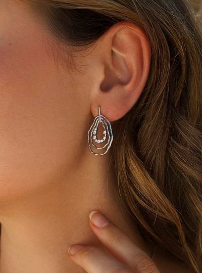 Pendientes con colgantes forma ovalada y destellos de circonita-LINEARGENT