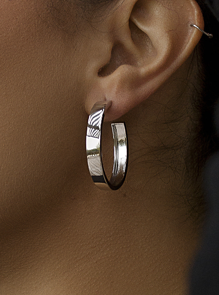 Pendientes de aro ancho tamaño grande en tono plateado-LINEARGENT