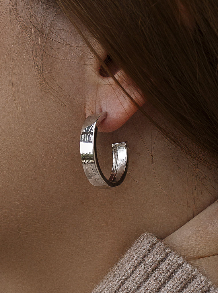 Pendientes de aro ancho tamaño mediano en tono plateado-LINEARGENT