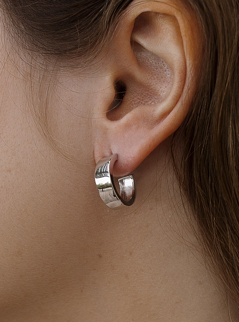 Pendientes de aro ancho tamaño pequeño en tono plateado-LINEARGENT