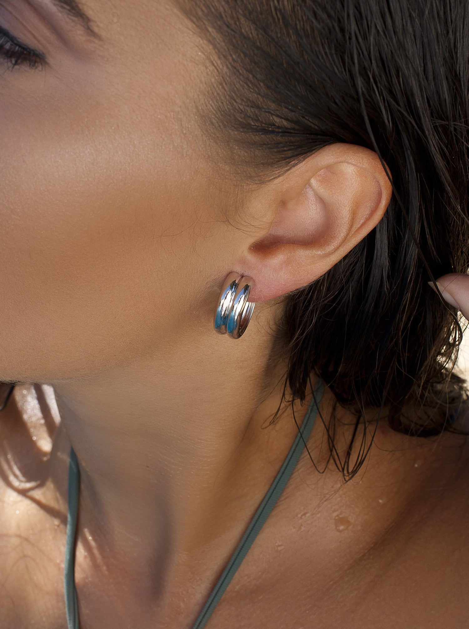 Pendientes de aro con diseño de doble banda en tono plateado