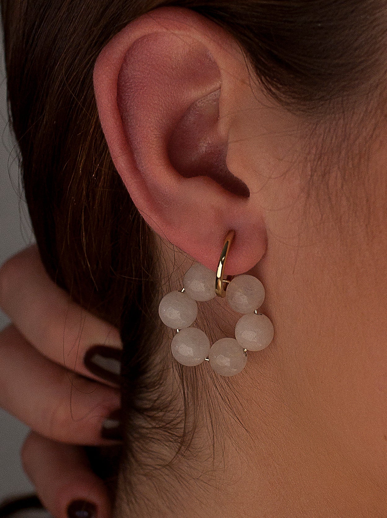 Pendientes de piedra natural en forma de esferas en tono rosa y aro bañado en oro-LINEARGENT